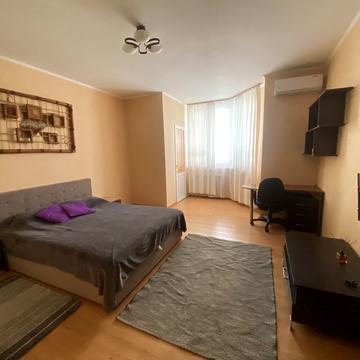 Анни Ахматової вул., 48