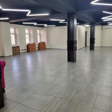 Героїв Майдану пл., 1