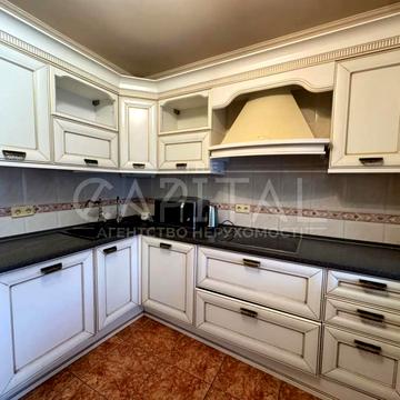 Анни Ахматової вул., 15