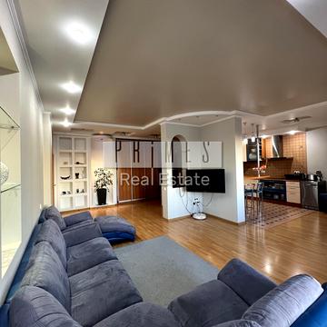 Анни Ахматової вул., 47