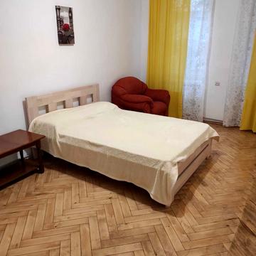 Богдана Хмельницького вул., 74