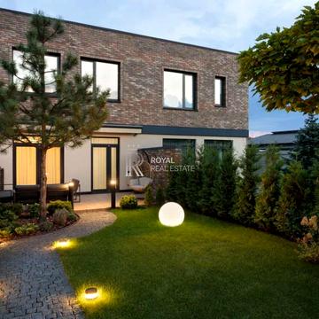 Центральна, 11