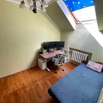 Сергія Єфремова вул., 37