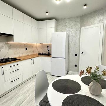 Студентська вул., 30