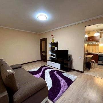 Варшавська вул., 12