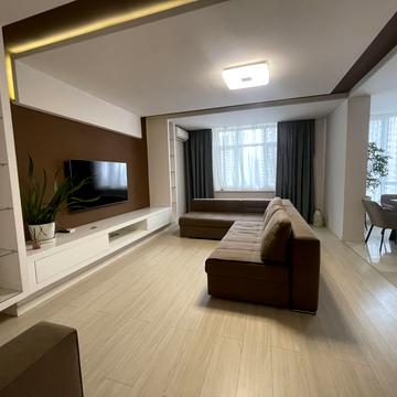 Анни Ахматової вул., 22