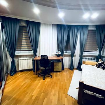 Анни Ахматової вул., 13