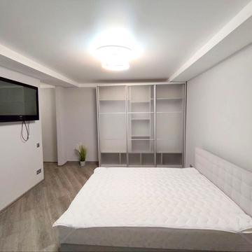 Новонаводницька вул. (Лаврська), 4