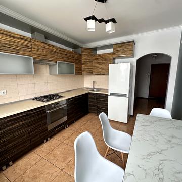 Василя Стуса вул., 28