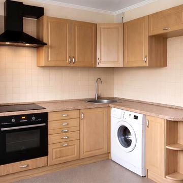 Салютна вул., 42/46