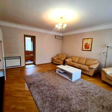 Богдана Хмельницького вул., 49