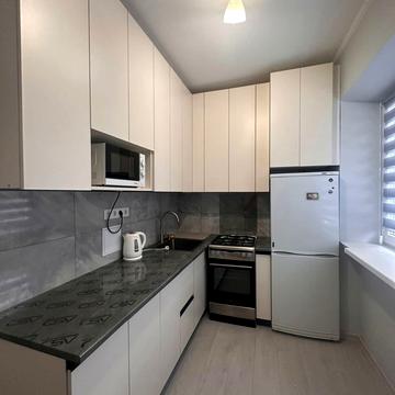 Академіка Євгена Лазаренка вул., 27