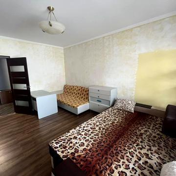 Богдана Хмельницького вул., 53