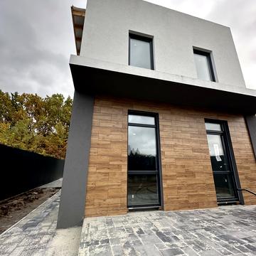 Незламності вул. (Комарова), 15