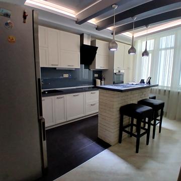 Анни Ахматової вул., 22