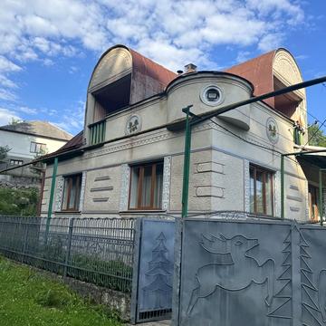 Молодіжна, 24