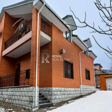 Яготинська вул., 4