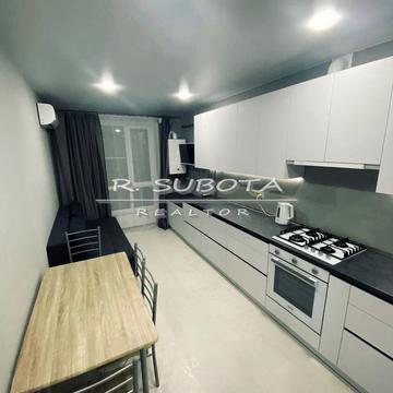 Набережна Перемоги вул., 42