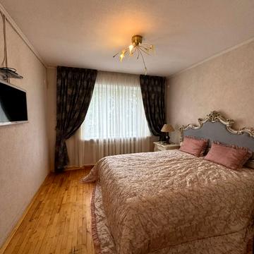 Менахем-Мендл Шнеєрсона вул. (Мініна), 5