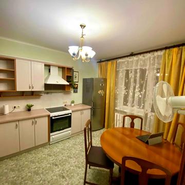 Анни Ахматової вул., 43