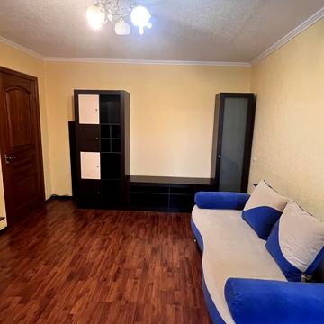 Менахем-Мендл Шнеєрсона вул. (Мініна), 19