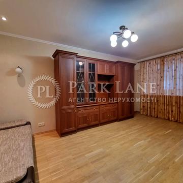 Анни Ахматової вул., 3