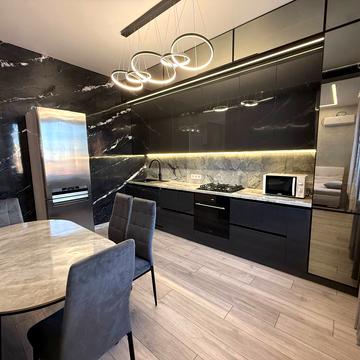 Захисників України пл. (Визволення), 3