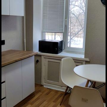 Молодіжна вул., 11