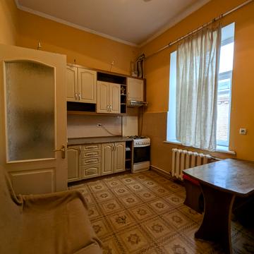 Театральна вул., 37