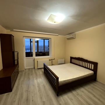 Дніпровська набережна вул., 7