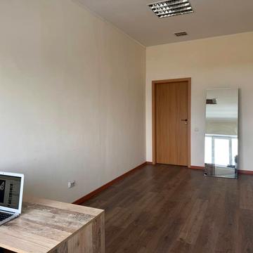 Богдана Хмельницького вул., 100