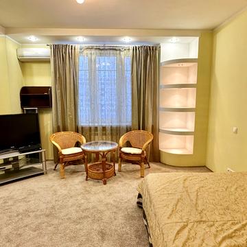 Макіївська вул., 8