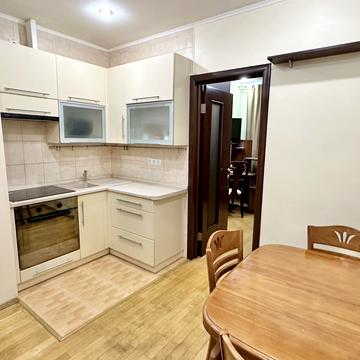 Макіївська вул., 8