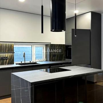 Місячна вул., 10