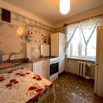 Космонавтів вул., 5