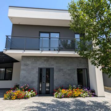 Арктична вул., 11