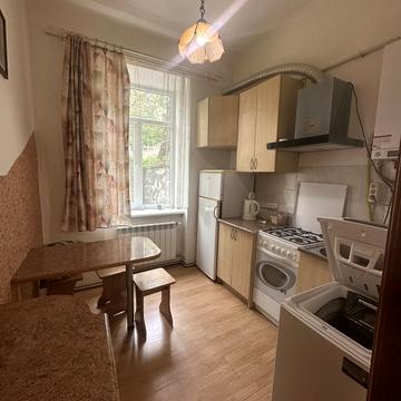 Шептицьких вул., 33