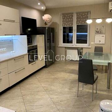 Дмитрівська вул., 75