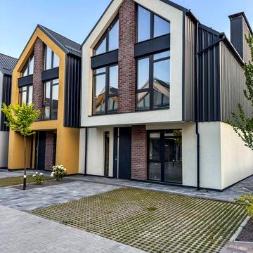 Амосова вул., 64