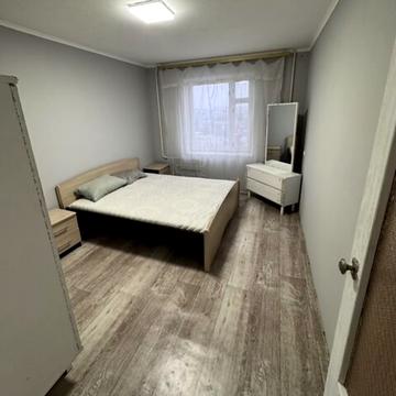 Менахем-Мендл Шнеєрсона вул. (Мініна), 1