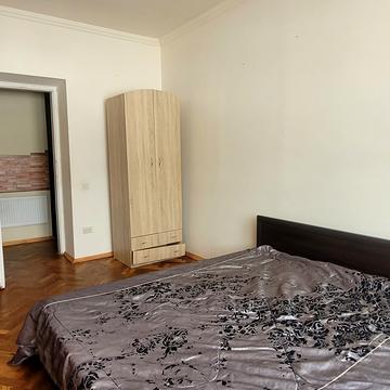 Братів Міхновських вул. (Московська), 17