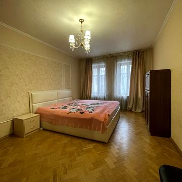 Садова вул. (Чубаря), 1