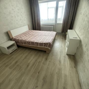 Космонавтів, 43