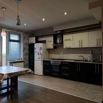 Академіка Сахарова вул., 36