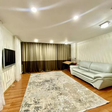 Анни Ахматової вул., 5