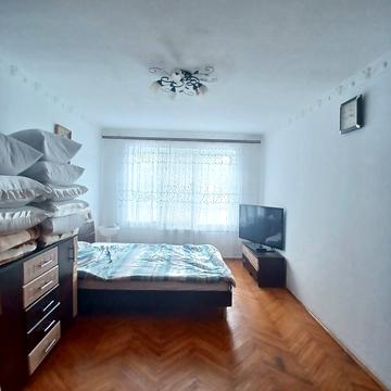 Василя Симоненка вул., 8