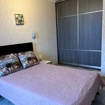 Анни Ахматової вул., 22