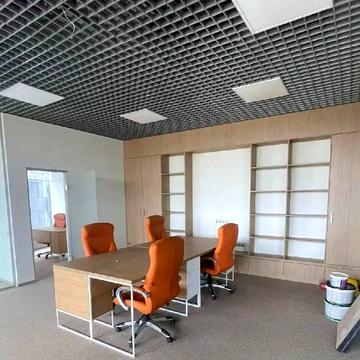 Спортивна пл., 1