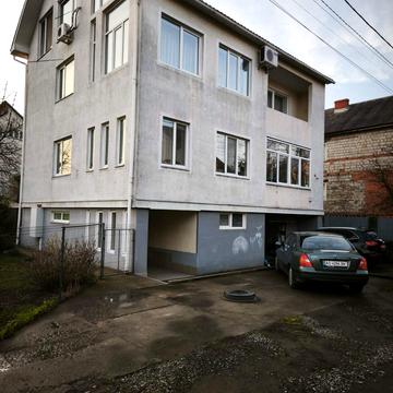 Горіхова вул., 1