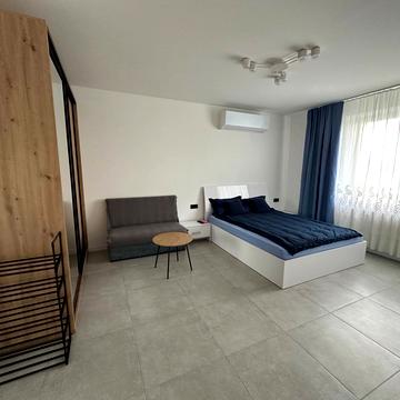 Карпатська вул., 10